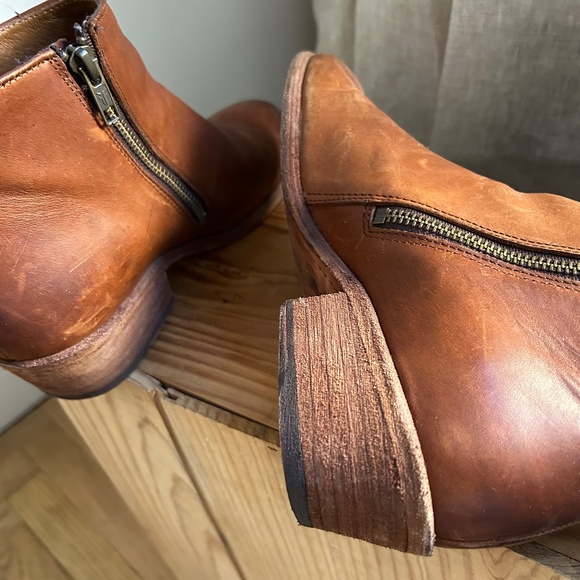 Frye Carson Piping Caramel Brown Bootie - Picture 2 of 7